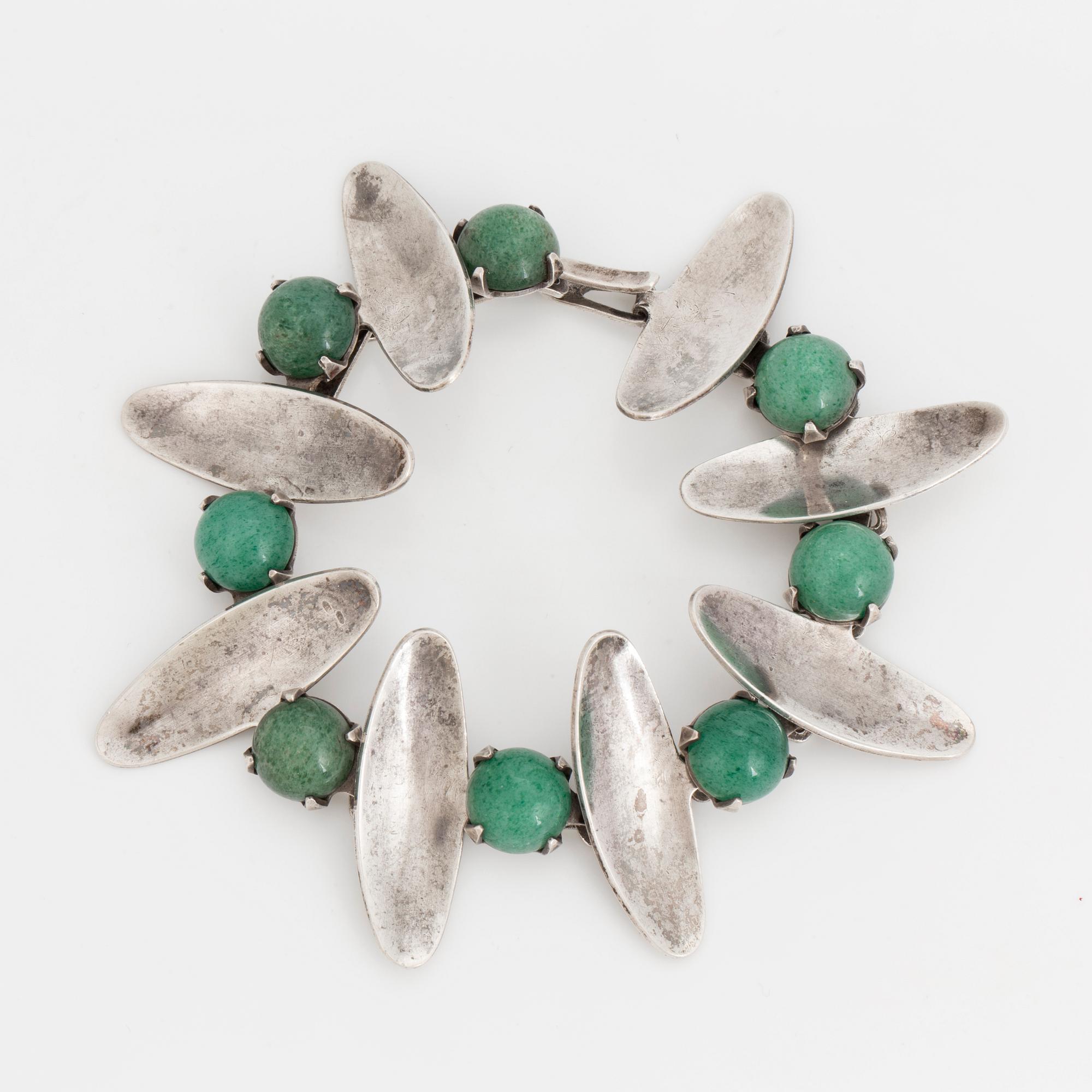 A bracelet set with round, cabochon-cut aventurine quartz.