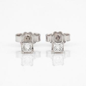 ÖRHÄNGEN, ett par, 14K vitguld med prinsesslipade diamanter totalt ca 0.22 ct. Total vikt ca 0,90 gram.