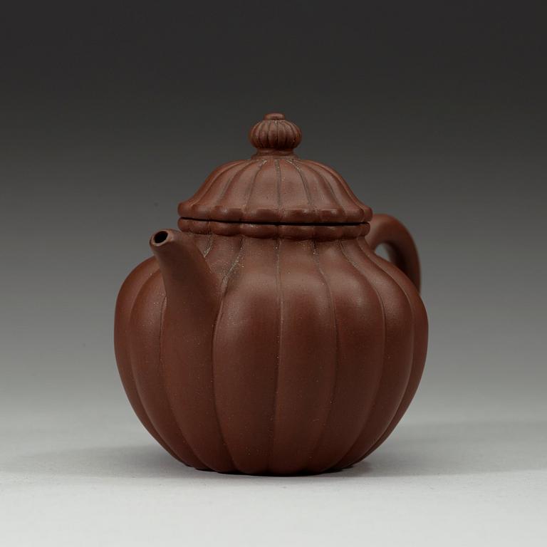 A Yixing chrysantemum-molded teapot, late Qing dynasty (1644-1912).