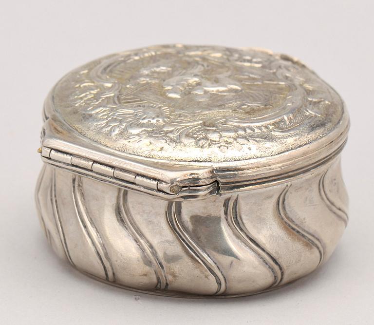 DOSA, silver, rokoko, 1700-tal. Vikt ca 112 gram.