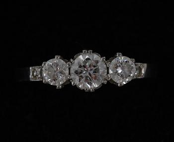 RING, vitguld 18 K, med trillingbriljanter 0,87 ct, enligt gravyr.
