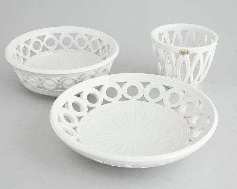 A pair of stoneware bowls, "Olympia", and a flower pot by Gunnar Nylund, Rörstrand, second half of the 20th century.