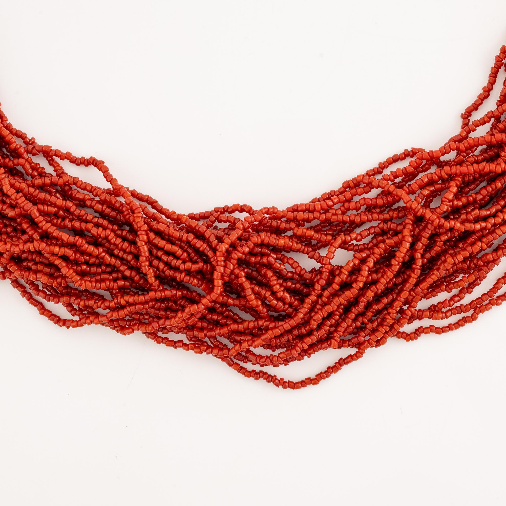 Collier, flerradigt med korall.