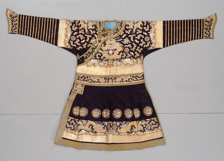 ROCK, siden. Längd 131 cm. Kina 1900-talets förra hälft.