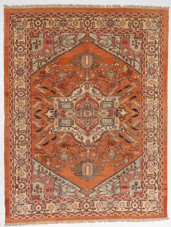 A carpet, Heriz pattern, circa 418 x 326 cm.