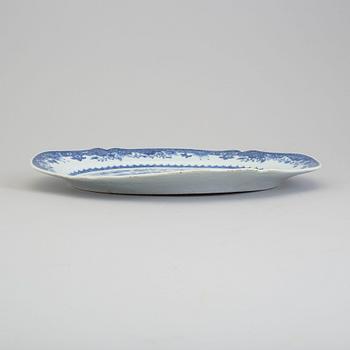 A blue and white export porcelain dish, Qing dynasty, Qianlong (1736-95).