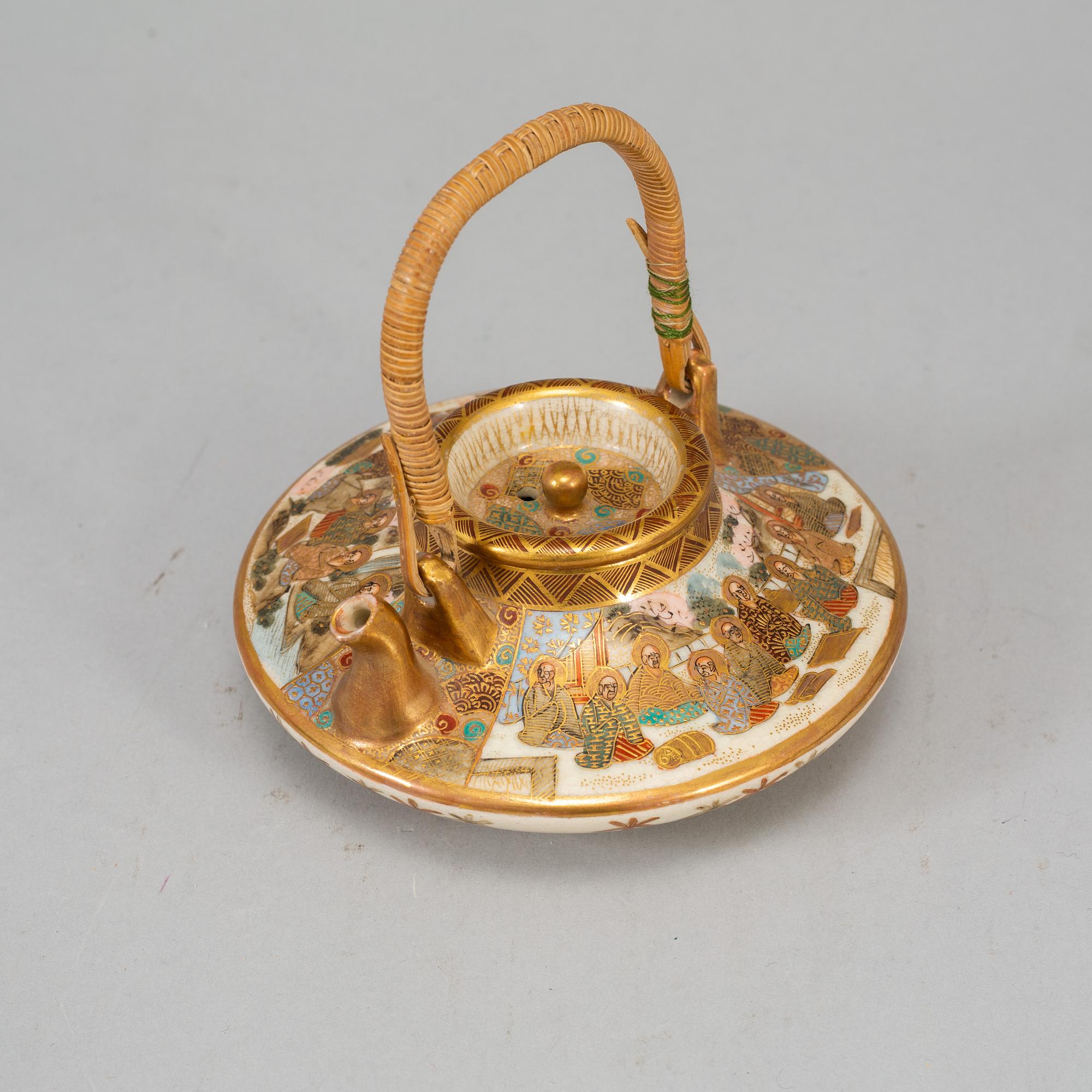 TEKANNA med LOCK, satsuma. Japan, tidigt 1900-tal, signerad.