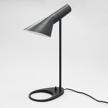 Arne Jacobsen, bordslampa, "AJ" mini, Louis Poulsen, Danmark.