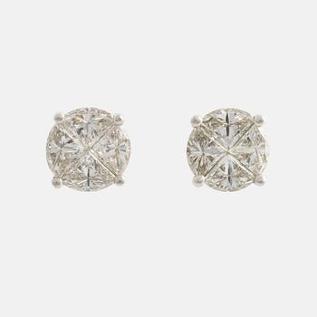 Ett par örhängen 18K vitguld med åtta triangelformade briljantslipade diamanter.