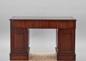SKRIVBORD, engelsk stil, 1900-talets andra hälft.