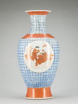 URNA, porslin, 1900-tal. Kina, märkt med Qianlongsmärke undertill.