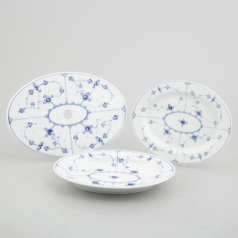 Serveringsfat, två stycken, samt sil till fiskfat, porslin, "Musselmalet", Royal Copenhagen.