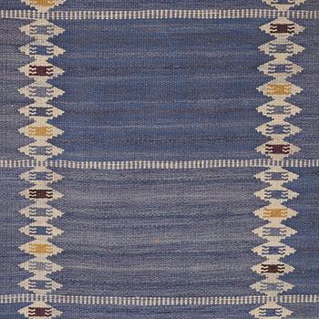 Barbro Nilsson, MATTA, "Salerno blå med enkel bård", rölakan, ca 252,5 x 172,5 cm, signerad AB MMF BN.