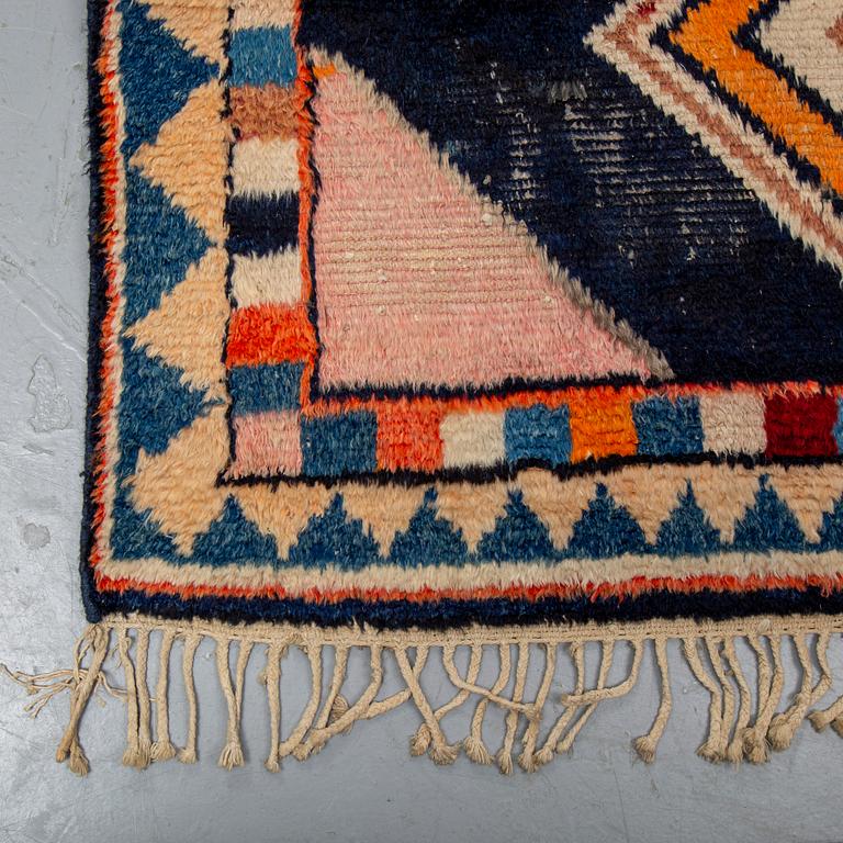 A CARPET, Antique Gabbeh, ca 312,5 x 127,5 cm.