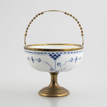 Skål på fot, porslin, metallskodd, Royal Copenhagen, "Musselmalet halvblond", 1800-tal.