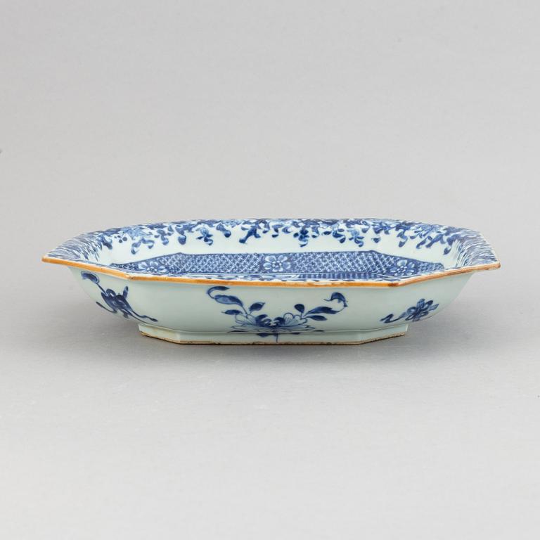 A blue and white tureen stand,Qing dynasty, Qianlong (1736-95).