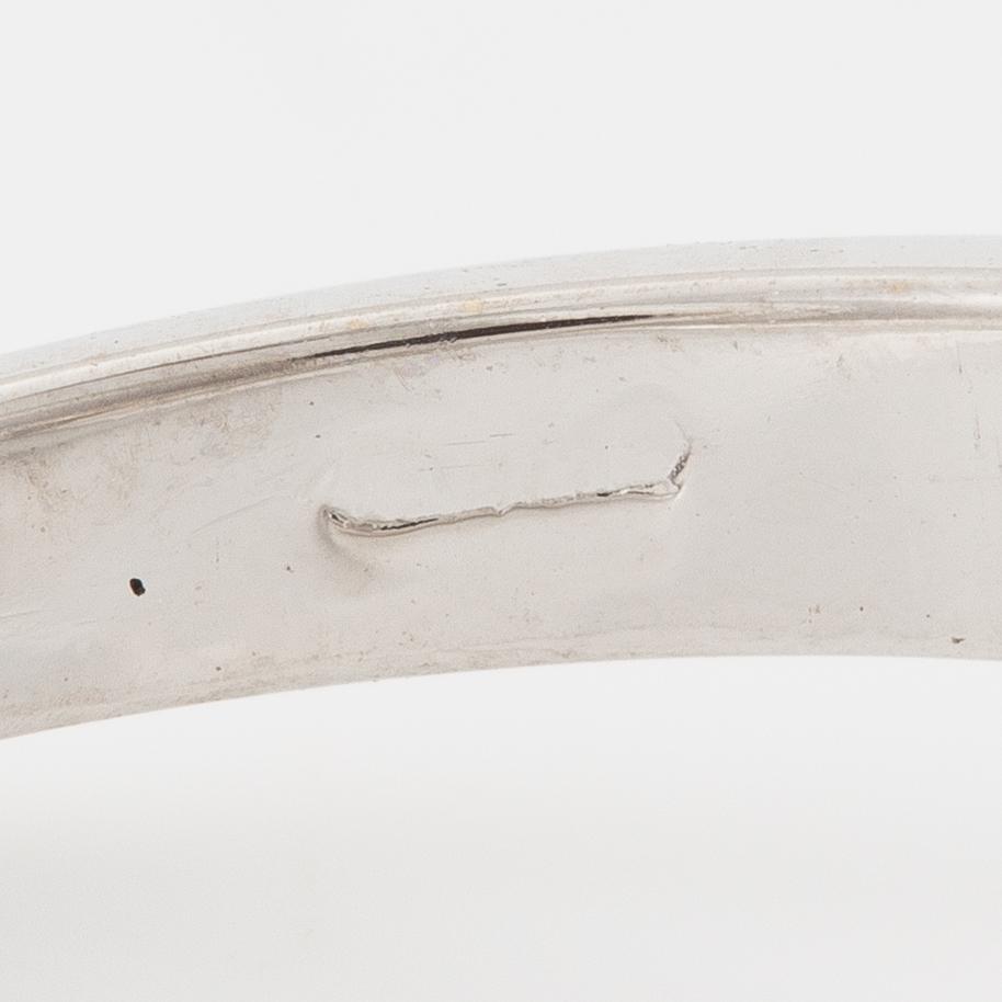 Ring in 18K white gold set with a cabochon-cut sapphire and brilliant-cut diamonds.