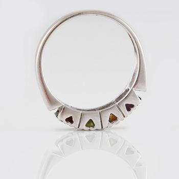 RING, 18K guld med med fem fasettslipade olikfärgade stenar samt 2 briljantslipade diamanter. Vikt 4,1 gram.