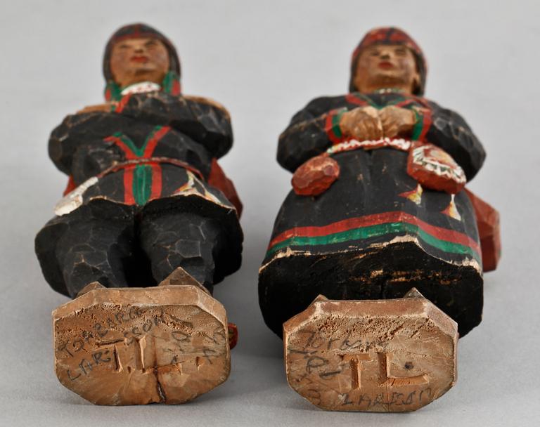 TRÄFIGURER, 2 st, Torborg Lindberg Karlsson, sign.