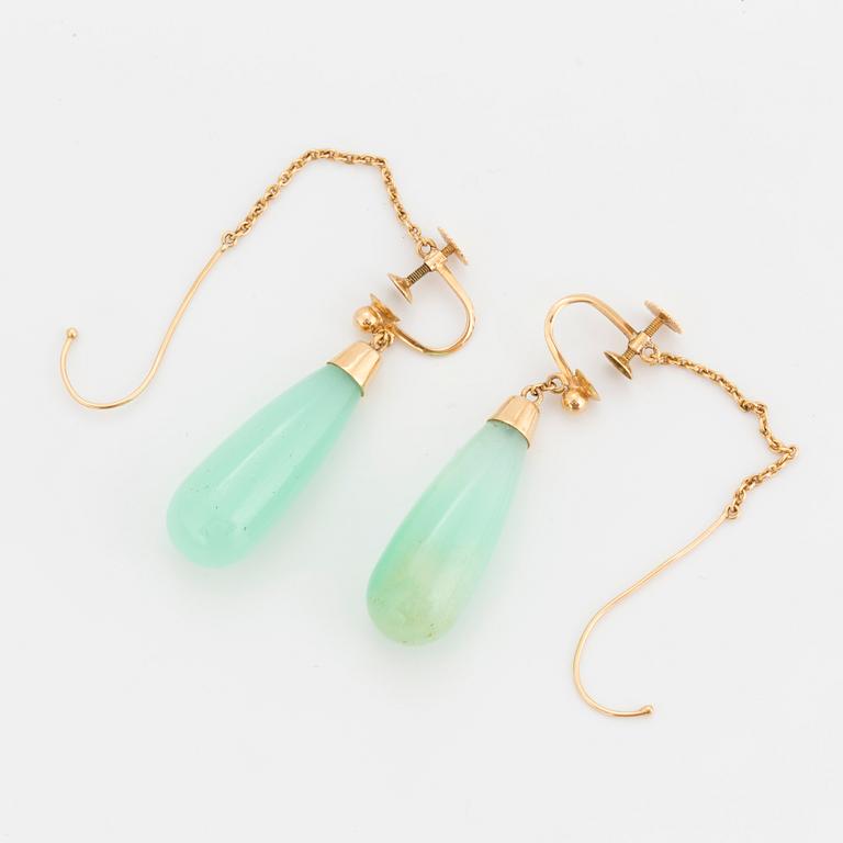 A PAIR OF EARRINGS.