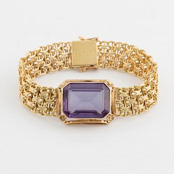 Armlänk, 18K guld med syntetisk färgväxlande safir.