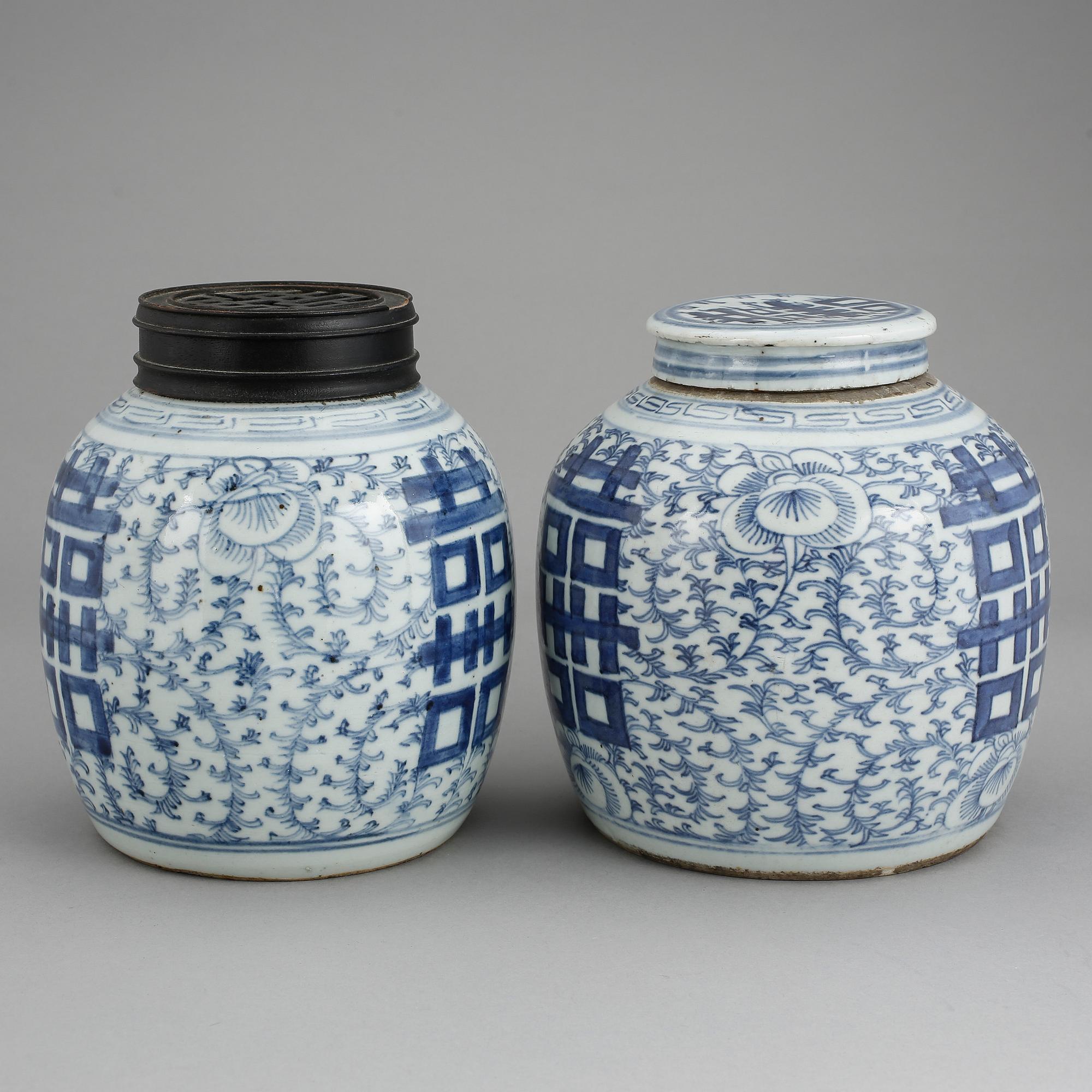 BOJANER MED LOCK, 2 stycken, porslin, Kina, 1800-tal.