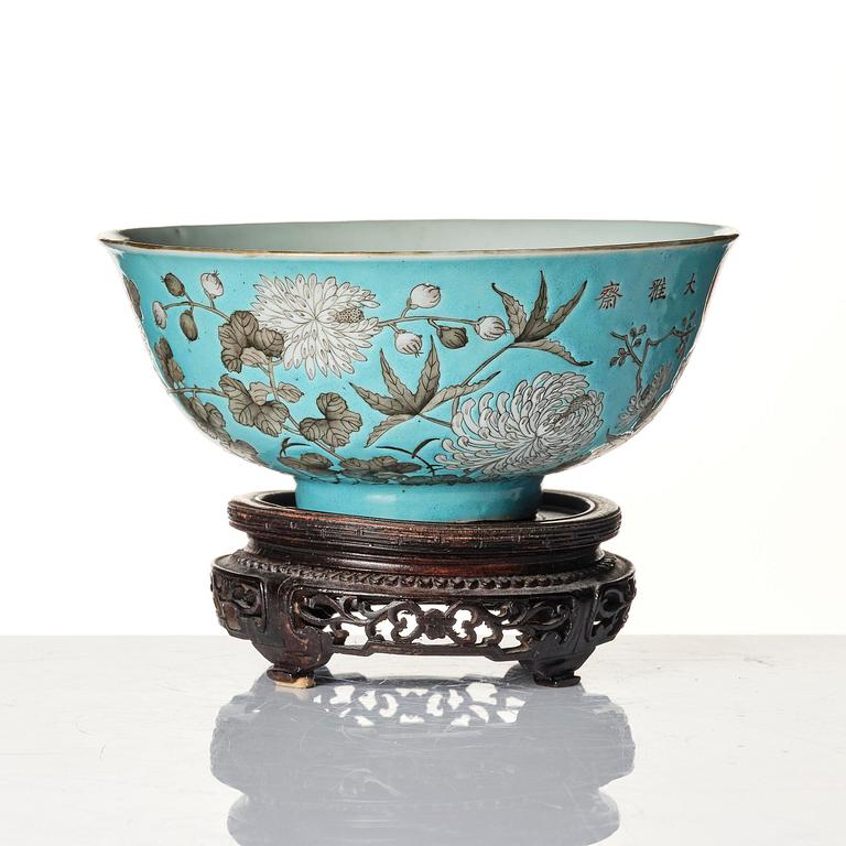 A turquoise-ground grisaille-painted 'Dayazhai' 'peony and chysanthemum' bowl, Qing dynasty, Guangxu period, circa 1876.
