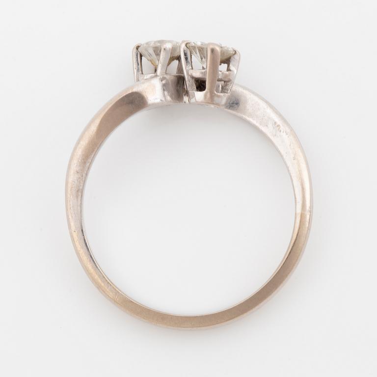 Brilliant cut diamond cross over ring.