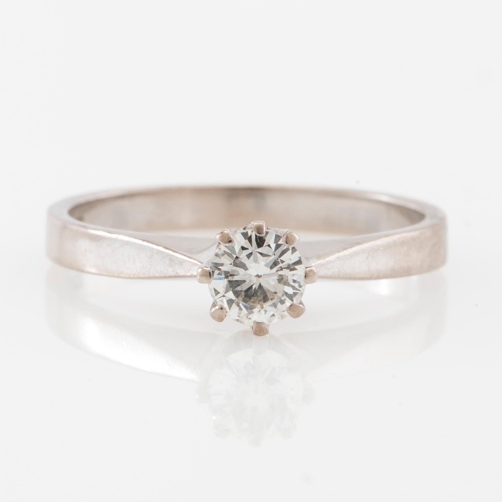 Solitaire ring in 18K white gold with a round brilliant-cut diamond.