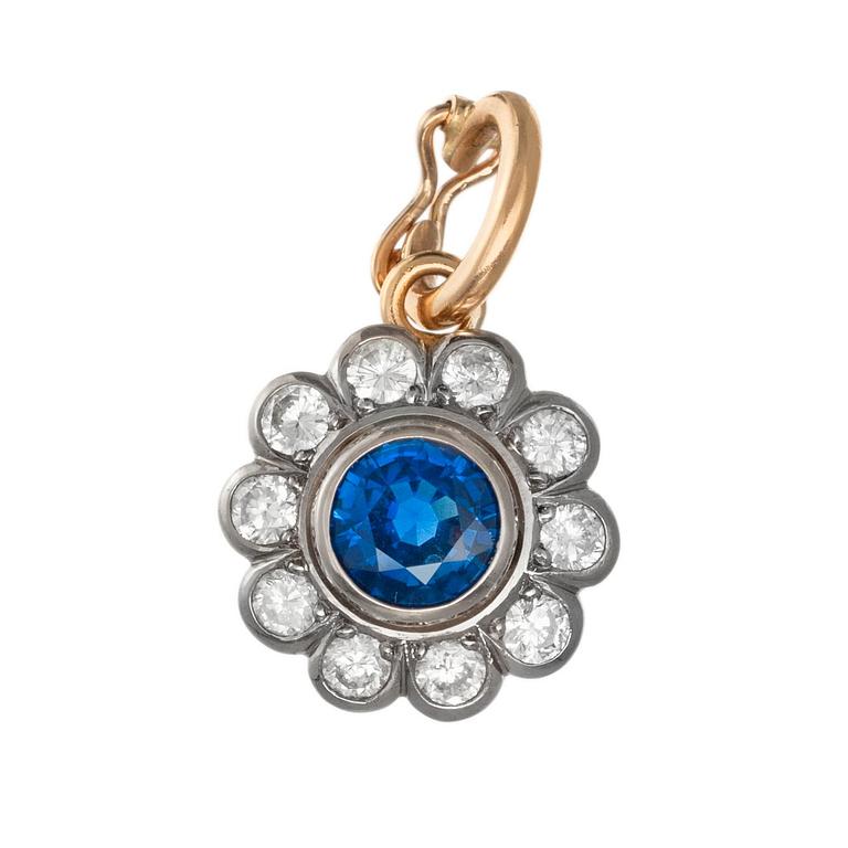 A PENDANT, 18K gold. Blue sapphire 8 mm diameter and brilliant cut diamonds c. 0.80 ct. Weight 8 g.