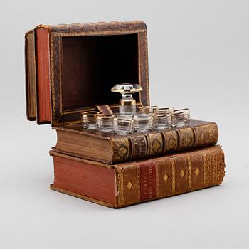 LIKÖRSCHATULL, i form av böcker, 1900-talets första hälft.