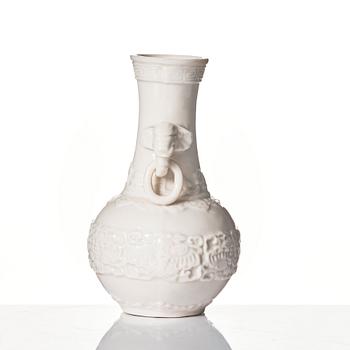 A blanc de chine vase, late Qing dynasty.