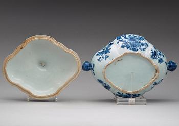 TERRIN med LOCK och FAT, kompaniporslin.
Qingdynastin, Qianlong (1736-95).