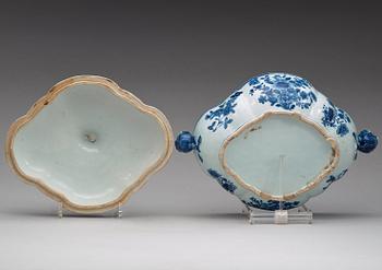 A blue and white pumkin shaped tureen with cover and tray, Qing dynasty, Qianlong (1736-95).