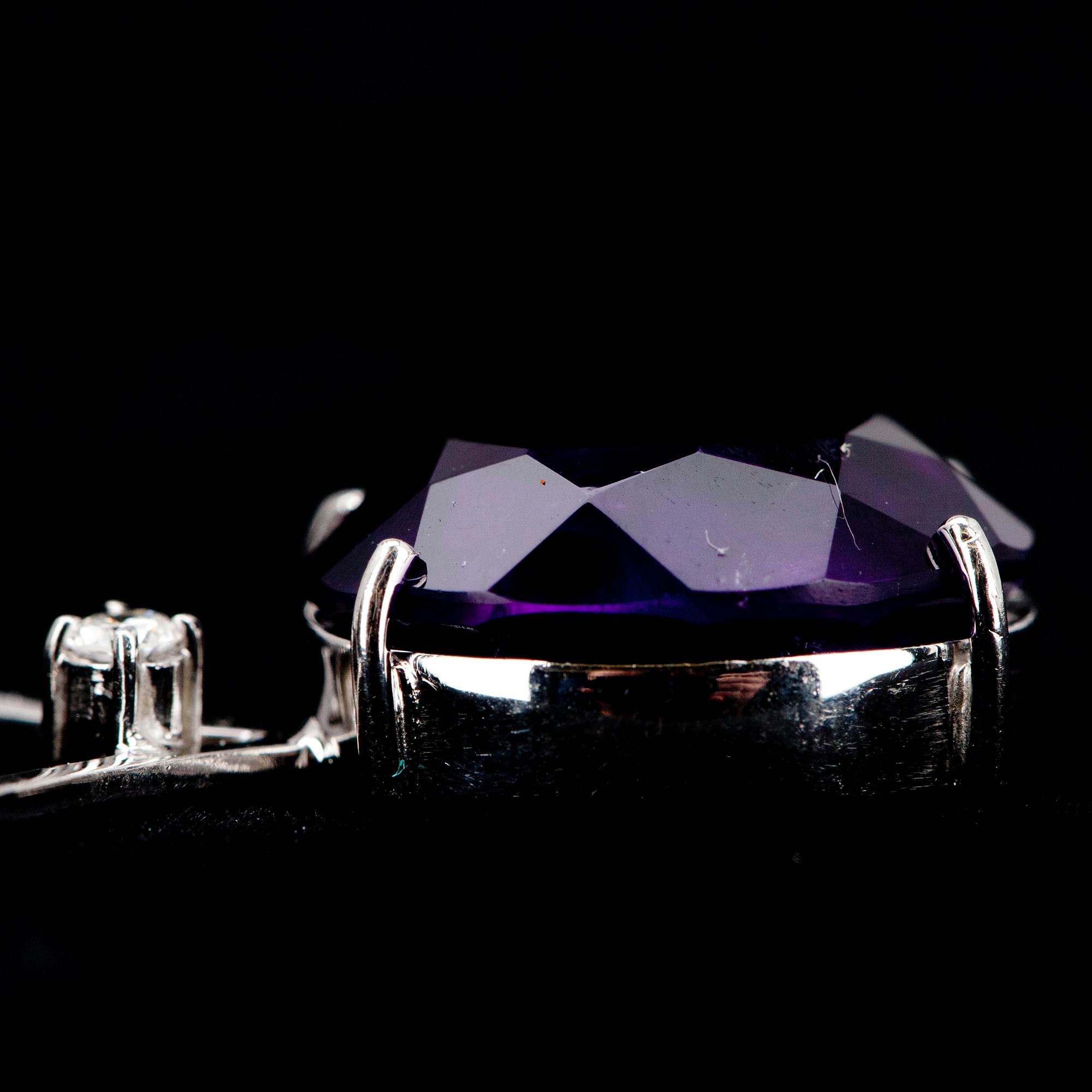 HALSSMYCKE, vitguld 14K, fasettslipad ametist, en diamant. Vikt 9,6 g. 1950-tal.