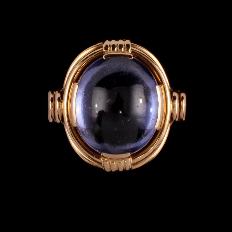 RING, 18k guld med cabochonslipad spinell, Stockholm, 1900-talets mitt. Vikt 8g.