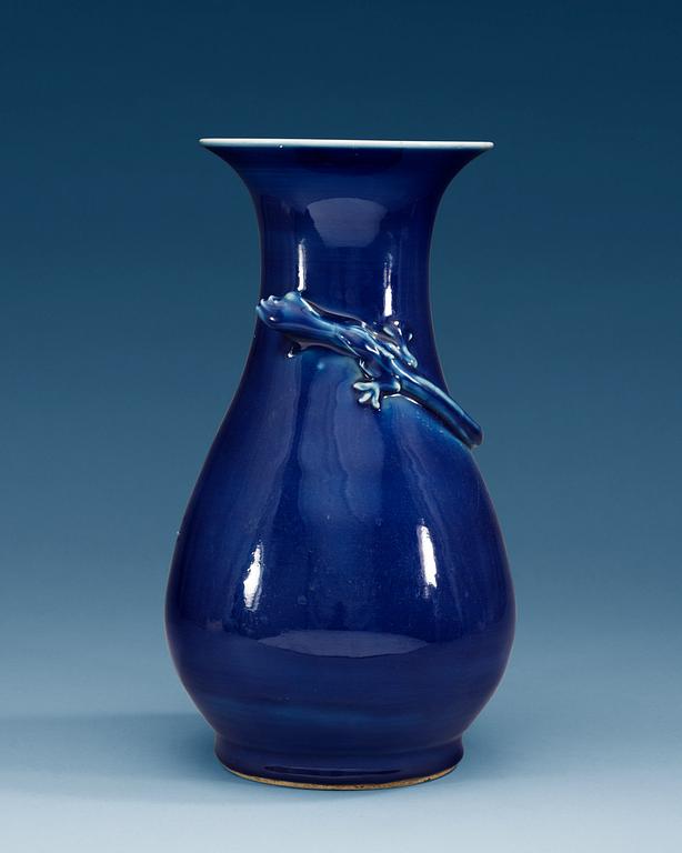 A blue vase, Qing dynasty.