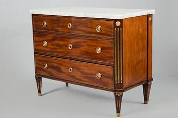 A GUSTAVIAN CHEST OF DRAWERS.