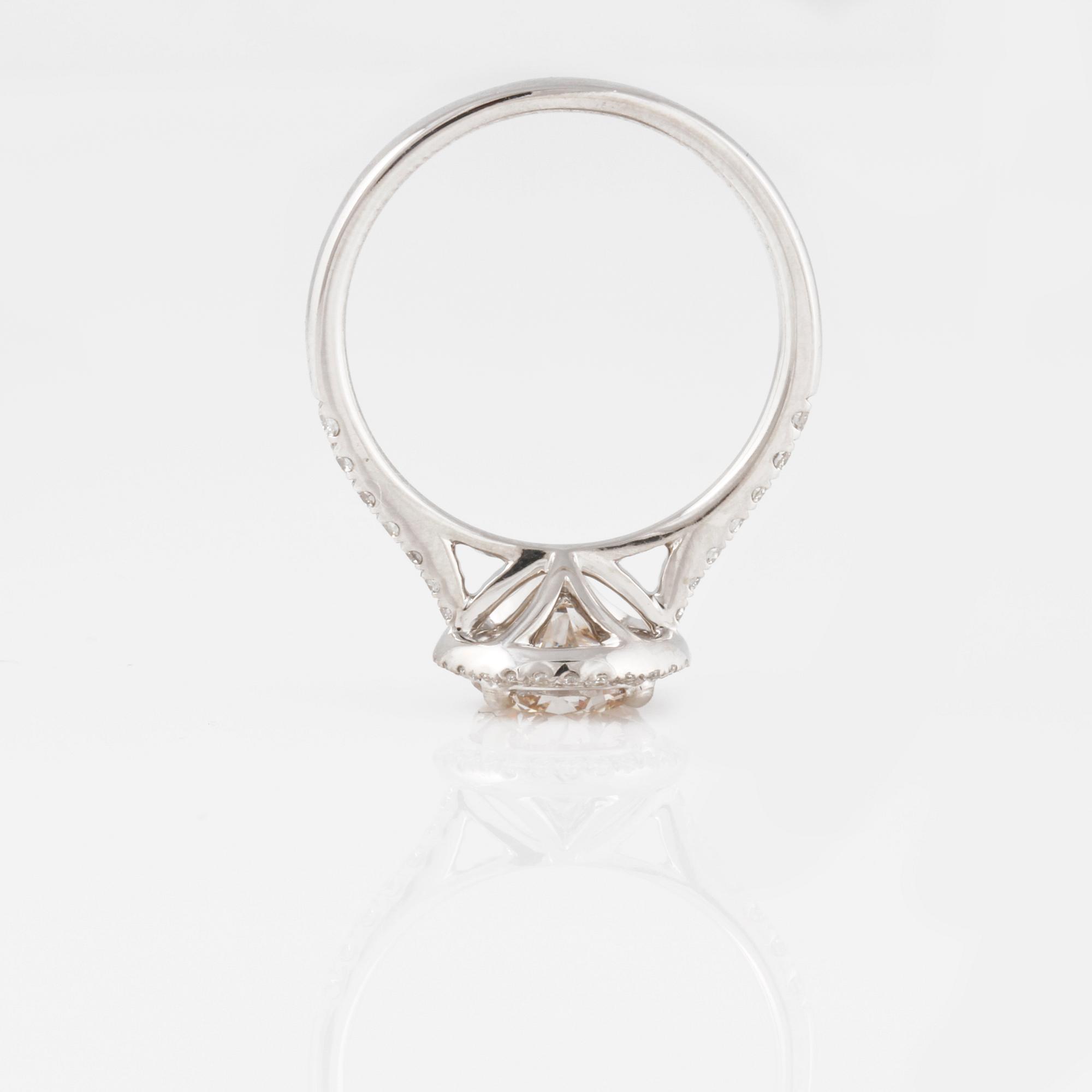 RING, med briljantslipad diamant 1.35 ct samt små briljantslipade diamanter.
