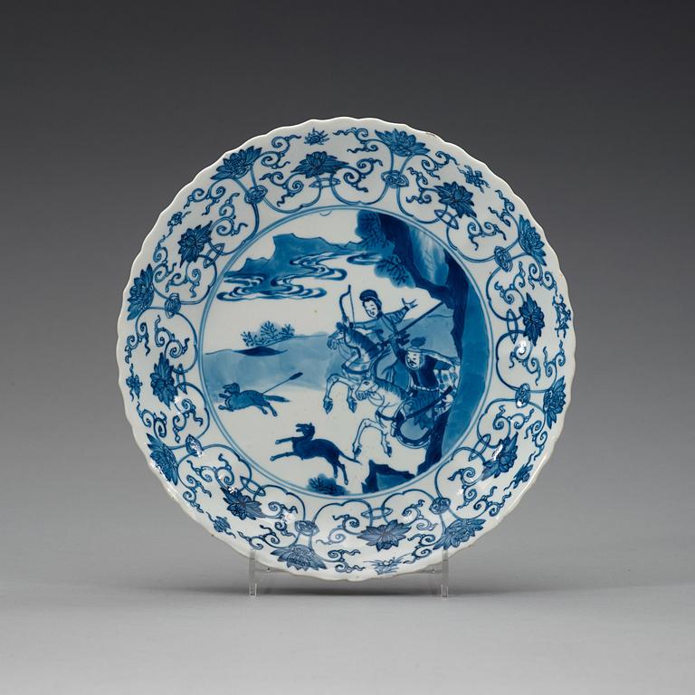 A set of five blue and white lotus shaped dishes, Qing dynasty Kangxi (1662-1723), with Chenghuas six characters mark.