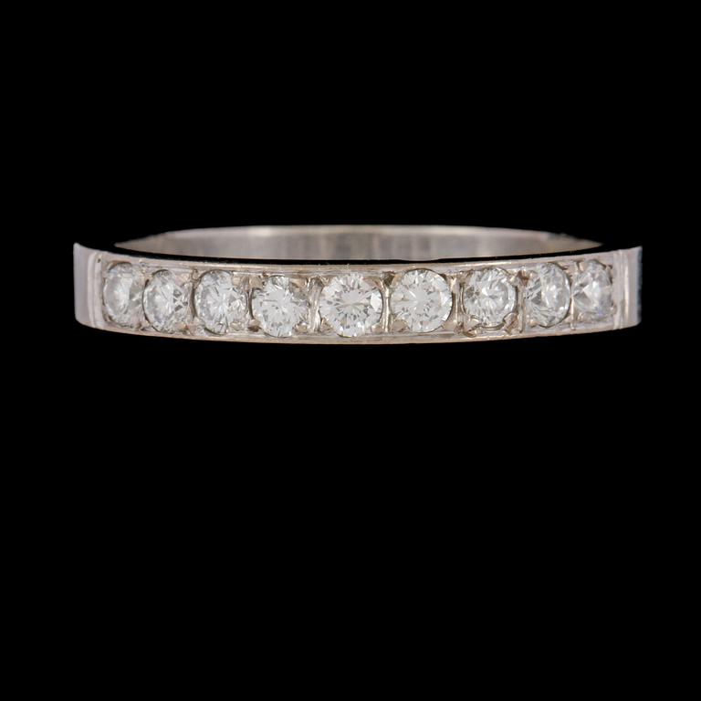 RING, 18k vitguld med 9 briljantslipade diamanter, Hans Strömdahl, Stockholm, 1975. Vikt 3,8 g.
