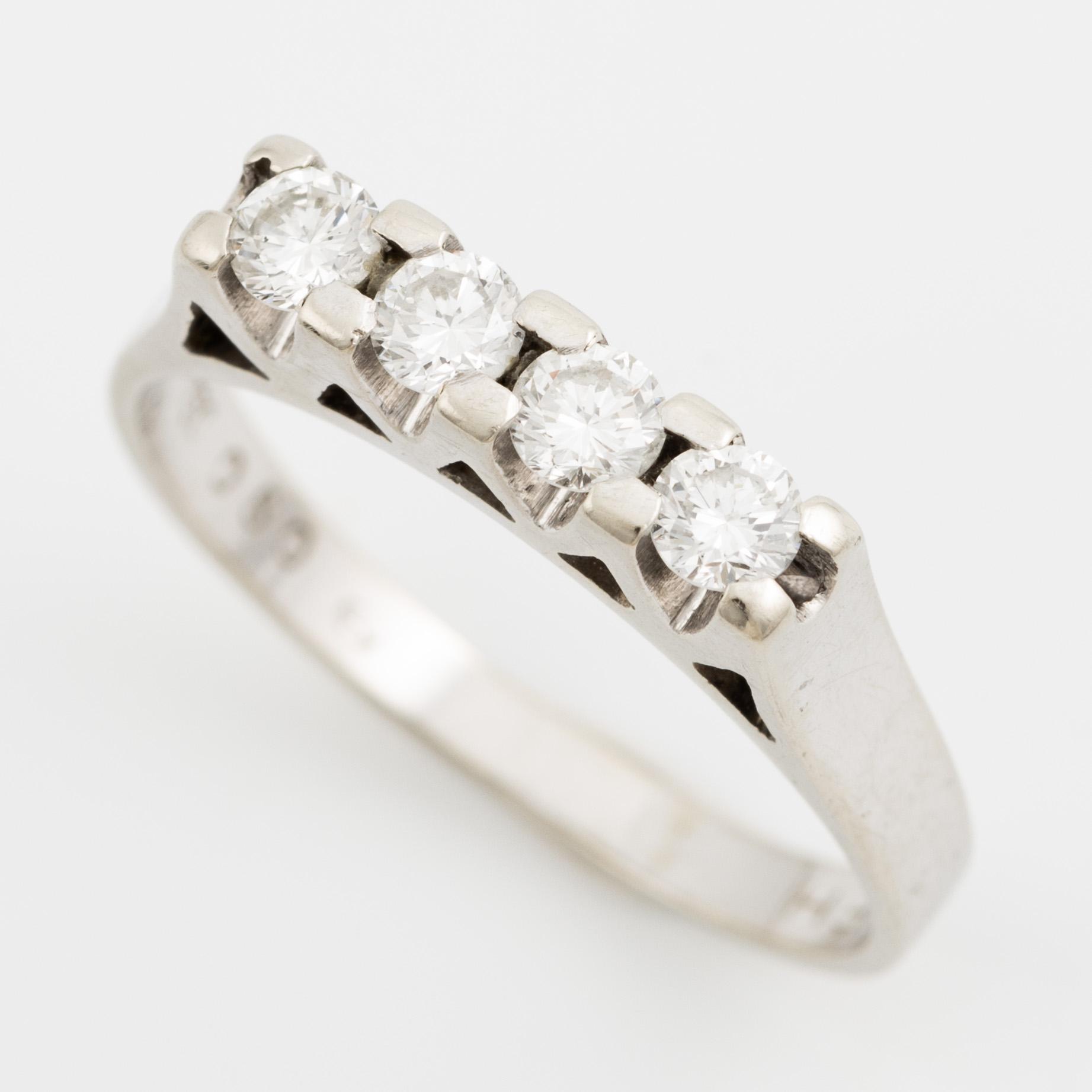 Ring, 18K vitguld med fyra briljantslipade diamanter.