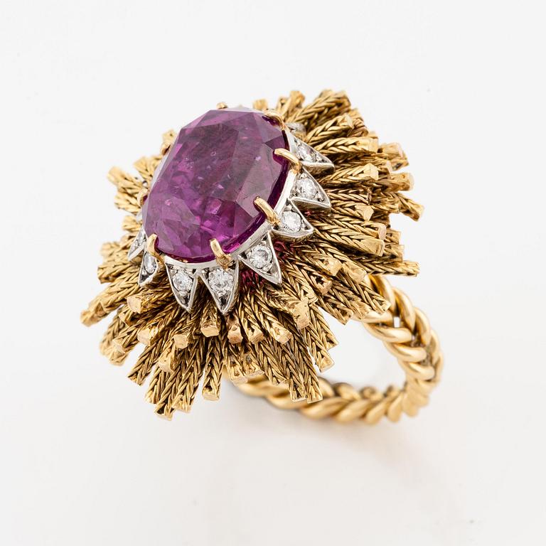 A Sterlé ring in 18K gold and platinum set with a pink faceted sapphire and round brilliant-cut diamonds.