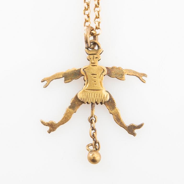 Halsband med kedja av 18K guld, hänge i form av en "sprattelgubbe" av 8K guld.