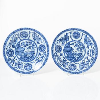 A pair of Chinese blue and white porcelain plates, Qing dynasty, Kangxi (1662-1722).