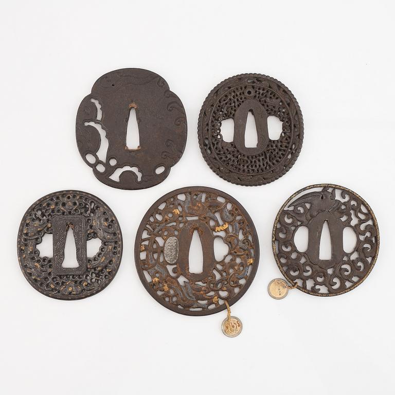 Tsuba 5 st, Kina och Japan, troligen 1800-tal.
