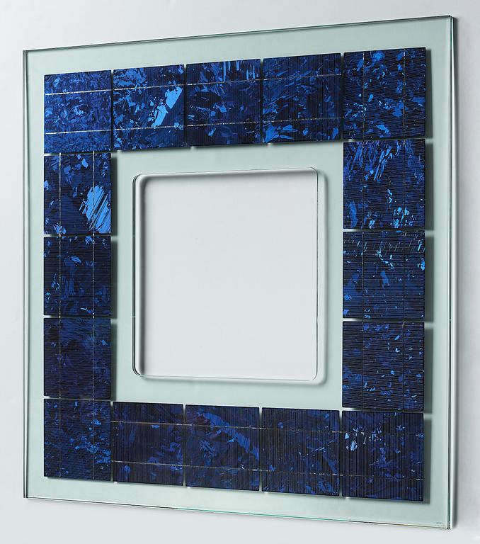 AIDS 3D, utförd 2010. LOF Polycrystalline Solar cell Glass.