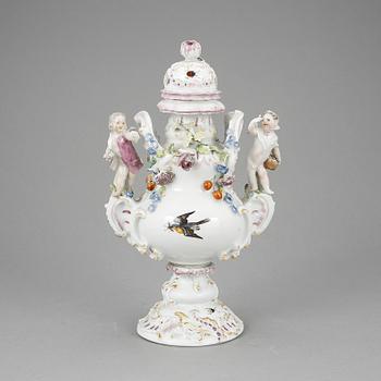 URNA MED LOCK, porslin, rokokostil, Meissenliknande märke, omkring år 1900.