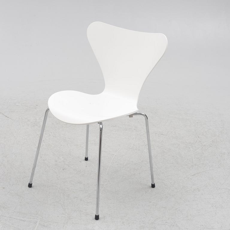 Arne Jacobsen, six chairs, "The Seven", Fritz Hansen, 2018.