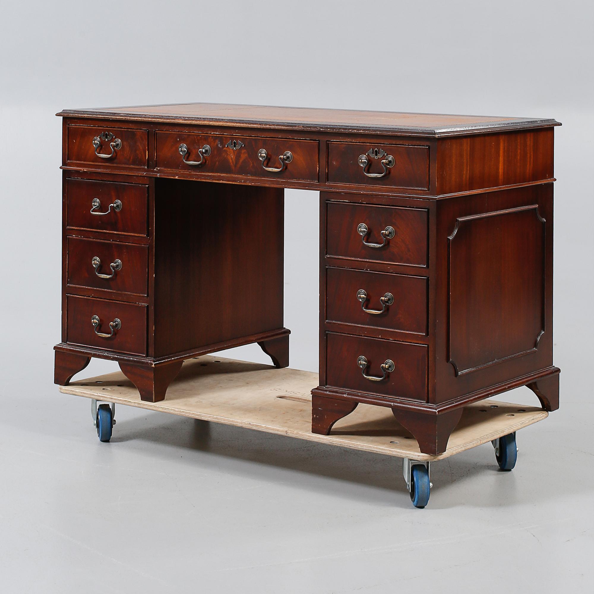 SKRIVBORD, engelsk stil, 1900-talets andra hälft.